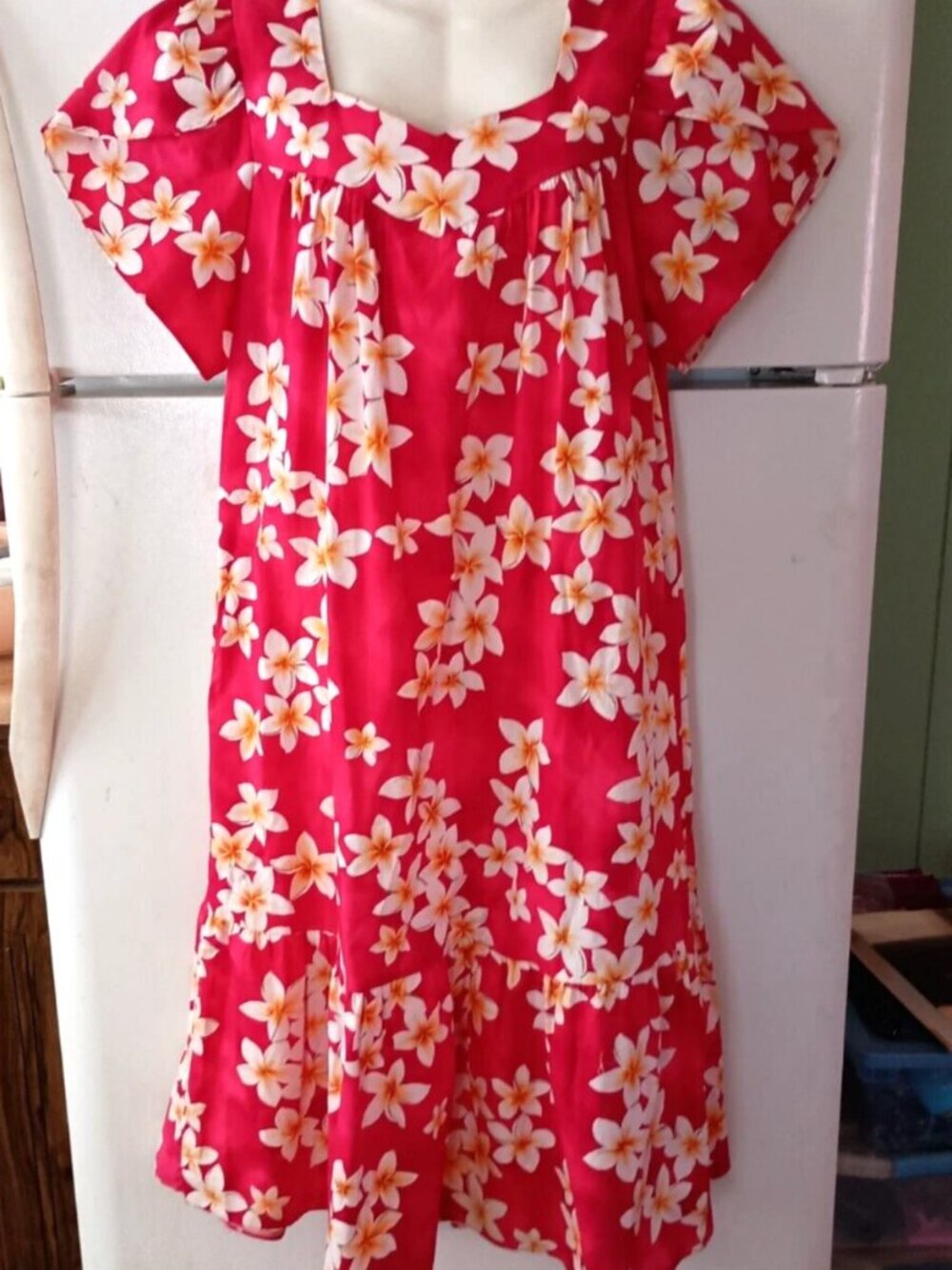 VINTAGE ROYAL CREATIONS RED FLORAL TULIP SLEEVE